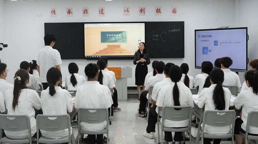 会议室里的人们
AI 生成的内容可能不正确。