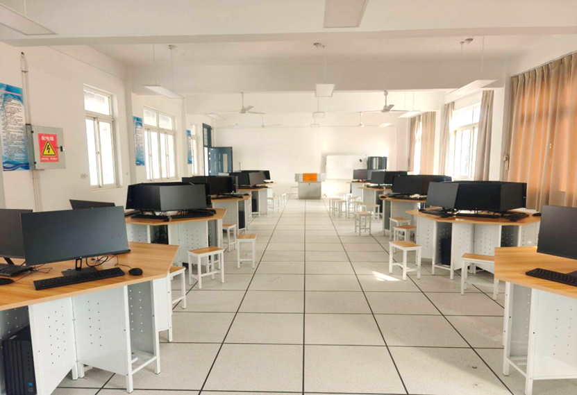 厨房里摆放整齐的房间
AI 生成的内容可能不正确。