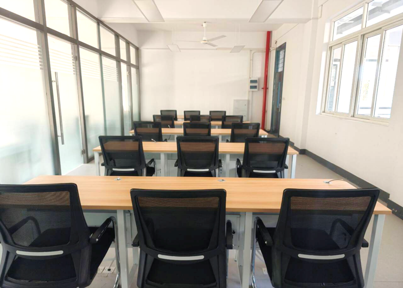 房间里有桌子和椅子
AI 生成的内容可能不正确。