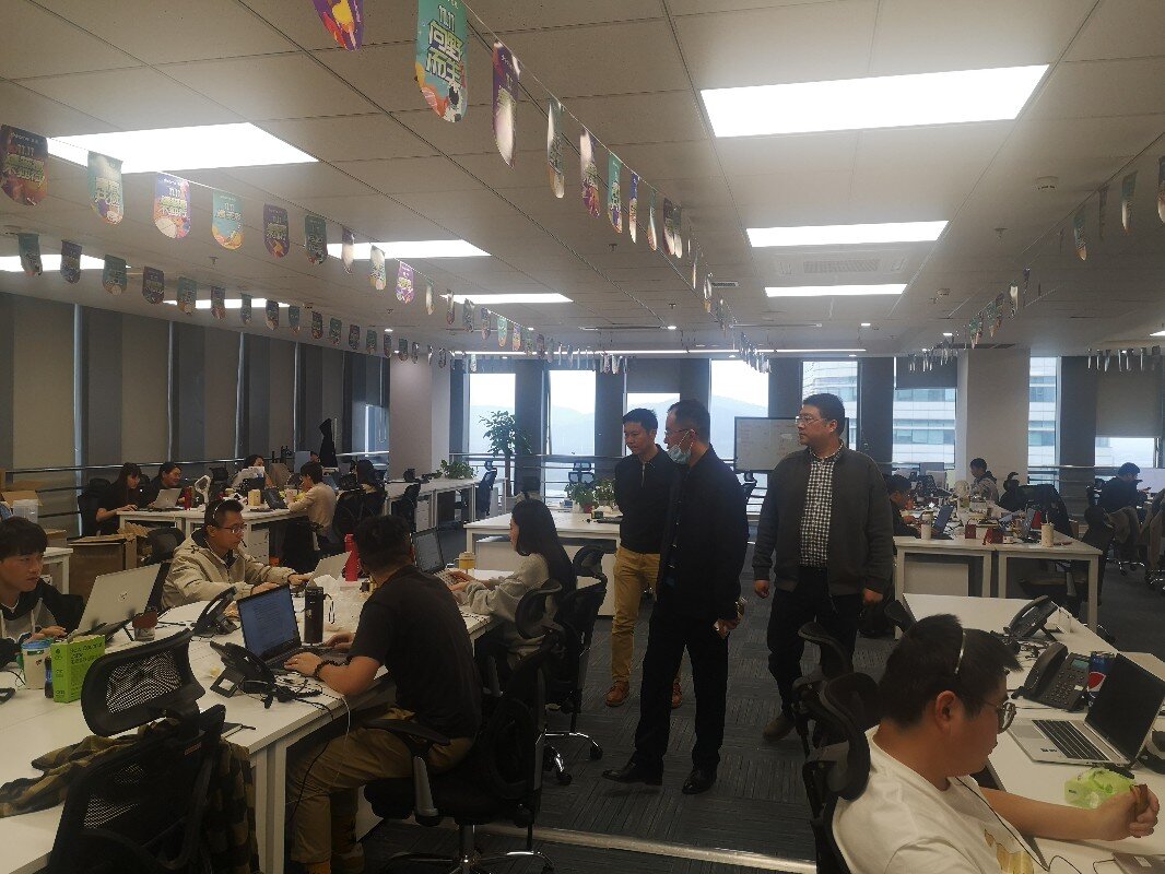 许多人在餐厅里
AI 生成的内容可能不正确。