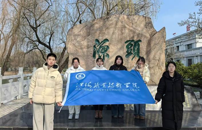 一些人站在雕塑前
AI 生成的内容可能不正确。