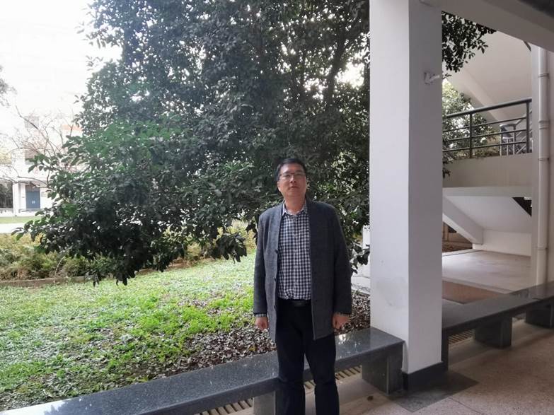 男人站在墙边
AI 生成的内容可能不正确。