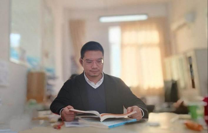 图片包含 室内, 桌子, 人, 男人
AI 生成的内容可能不正确。