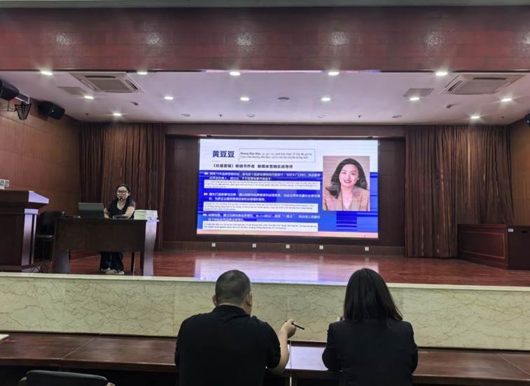 会议室里的人们
AI 生成的内容可能不正确。