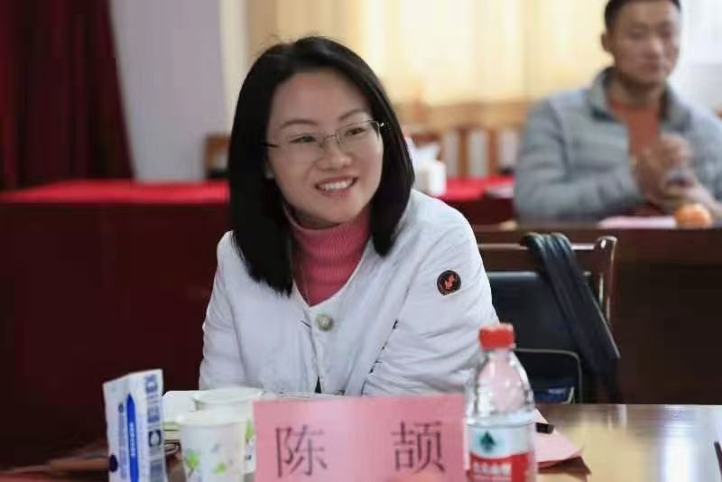 戴眼镜的女人在桌子前
AI 生成的内容可能不正确。