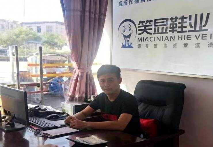 人拿着笔记本电脑的桌子前
      AI 生成的内容可能不正确。