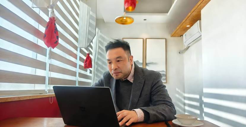 桌子上放着笔记本电脑的人
AI 生成的内容可能不正确。