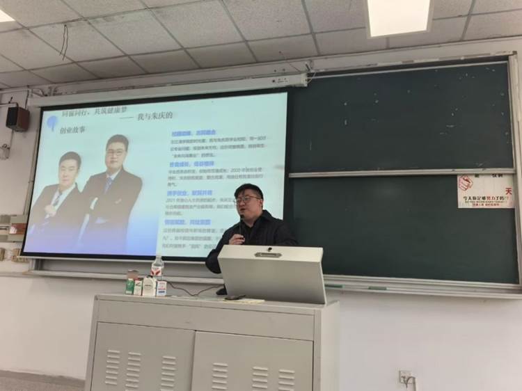 图片包含 游戏机, 电脑, 男人, 站
AI 生成的内容可能不正确。