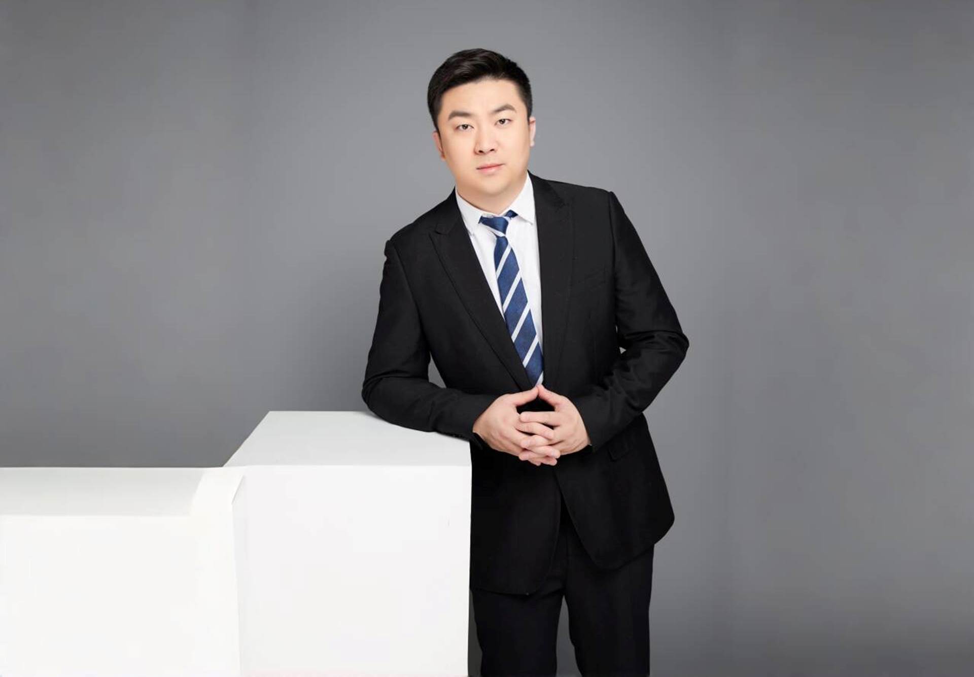 男人穿着西装站着
      AI 生成的内容可能不正确。