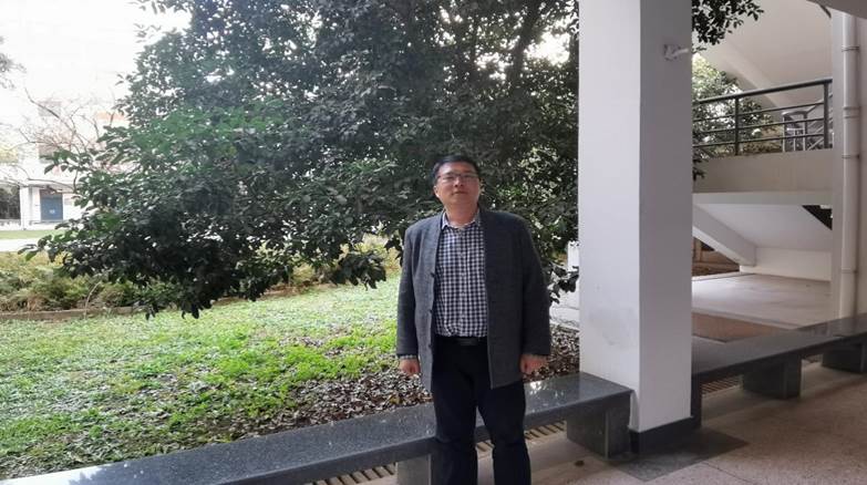 男人站在墙边
AI 生成的内容可能不正确。