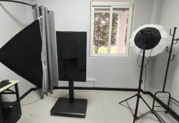 房间里有桌子和椅子
AI 生成的内容可能不正确。