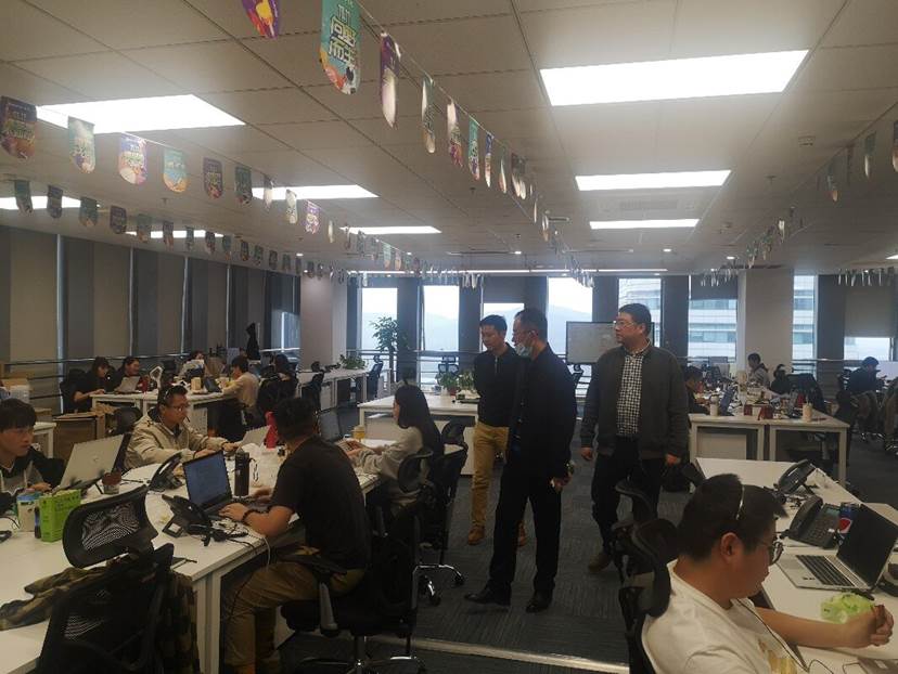 许多人在餐厅里
AI 生成的内容可能不正确。