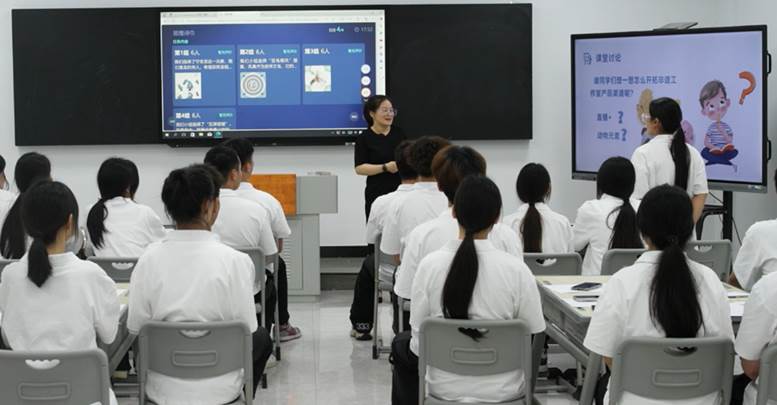 一群人正在听演讲
AI 生成的内容可能不正确。