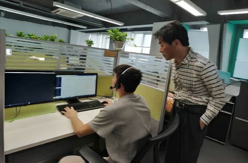 男人在电视前玩体感游戏
AI 生成的内容可能不正确。